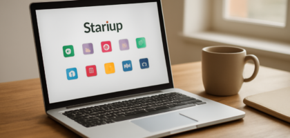 Laptop di meja kerja menampilkan daftar aplikasi startup Windows